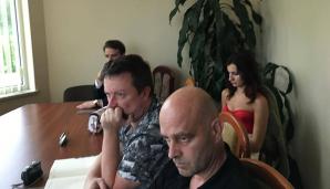 [VIDEO] Ludzie Rutkowskiego nadzorują dziś prawidłowy przebieg walnego zebrania udziałowców firmy ZM Invest SA w Ropczycach. Jego wojsko konwojuje udziałowców by bezpiecznie dotarli na to posiedzenie!