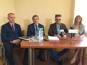 [VIDEO] Ludzie Rutkowskiego nadzorują dziś prawidłowy przebieg walnego zebrania udziałowców firmy ZM Invest SA w Ropczycach. Jego wojsko konwojuje udziałowców by bezpiecznie dotarli na to posiedzenie!