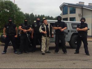 [VIDEO] Ludzie Rutkowskiego nadzorują dziś prawidłowy przebieg walnego zebrania udziałowców firmy ZM Invest SA w Ropczycach. Jego wojsko konwojuje udziałowców by bezpiecznie dotarli na to posiedzenie!