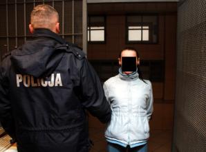 Pościg za kradzionym autem ulicami Warszawy zakończył się kraksą!