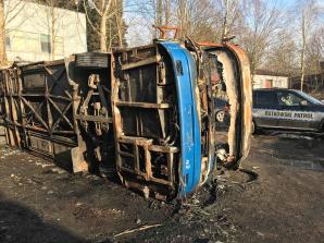 [VIDEO] Rutkowski: Siedem spalonych samochodów i jeden autobus. Poszukujemy człowieka z silnie poparzoną prawą dłonią z okolic Kętrzyna, którego zarejestrowała kamera monitoringu! 