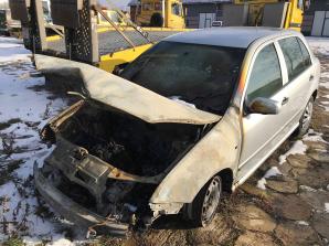 [VIDEO] Rutkowski: Siedem spalonych samochodów i jeden autobus. Poszukujemy człowieka z silnie poparzoną prawą dłonią z okolic Kętrzyna, którego zarejestrowała kamera monitoringu! 