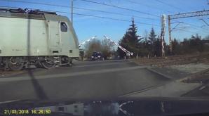 Kierowcy wstrzymali oddech ale nie wstrzymali myślenia. Sekundy od tragedii na przejeździe kolejowym