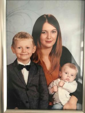 [VIDEO] - Raus! - tym agresywnym rozkazem niemiecki policjant wypchnął naszego redaktora sprzed siedziby Jugendamt w Sulzbach/Saar! Rodzice nie odzyskali dziś 8-letniego Adasia! Szok w Polsce i Niemczech!