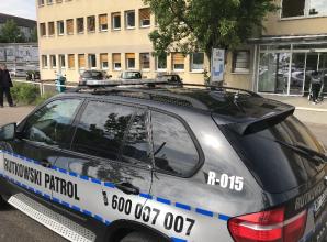 [VIDEO] - Raus! - tym agresywnym rozkazem niemiecki policjant wypchnął naszego redaktora sprzed siedziby Jugendamt w Sulzbach/Saar! Rodzice nie odzyskali dziś 8-letniego Adasia! Szok w Polsce i Niemczech!