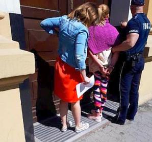 [VIDEO] Sąd aresztował na 3 miesiące Darię Z., którą odnalazł Krzysztof Rutkowski! Kolejne ofiary królowej wyłudzeń bankowych z Wybrzeża. Daria Z. nie oszczędzała niepełnosprawnych i matek, którym brakowało pieniędzy na utrzymanie dziecka!