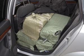 Funkcjonariusze z Placówki SG w Sejnach zabezpieczyli kontrabandę wartą blisko 163 tys. zł. Nielegalne papierosy przewoził samochodem osobowym 32-letni obywatel Litwy.