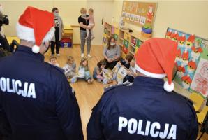 Dzielnicowi i kontrterroryści z prezentami u dzieci