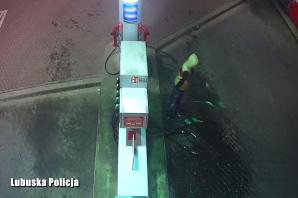 [VIDEO] Upojony alkoholem szalał na stacji paliw. Agresywny mężczyzna zatrzymany przez policjantów