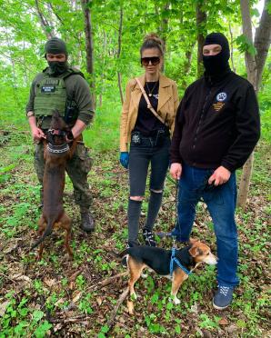 [VIDEO] Poszukiwania Iwony Wieczorek: RUTKOWSKI: odnaleźliśmy granatową spódniczkę, koszulę męską i noże. Czekamy na Policję!