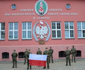 Dwa kontyngenty SG wyjechały na misje. Funkcjonariusze, którzy jadą do Macedonii, wiozą transport pomocy humanitarnej w postaci środków medycznych do walki z COVID-19.