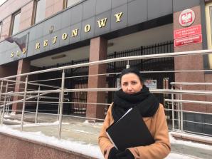 [VIDEO] TOGI BEZ SUMIEŃ: Matka nie ma dwójki dzieci, bo sędzia z Wołomina Robert Mossakowski poszedł na świąteczno-noworoczny urlop. I nie wyznaczył nawet daty rozpoznania wniosku kończącego jej dramat!