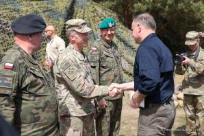 [VIDEO] Ćwiczenia DEFENDER–Europe 22. Prezydent RP Andrzej Duda w okolicach miejscowości Nowogród obserwował współdziałanie wojsk z Polski, Stanów Zjednoczonych, Francji oraz Szwecji