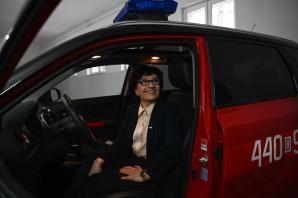 Marszałek Sejmu na uroczystości przekazania nowych samochodów pożarniczych dla jednostki Państwowej Straży Pożarnej