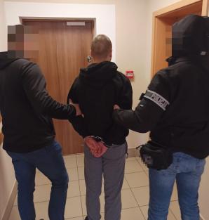 Był poszukiwany, schował się w szafie, zdradził go kot