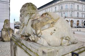 Konserwacja kamiennych rzeźb lwów przed dziedzińcem Pałacu Prezydenckiego