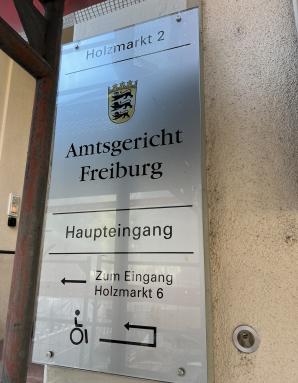 [VIDEO] Polski student Oskar Gwizdała za kratami niemieckiego aresztu we Freiburgu. A jego szef-przestępca nie! Demonstracja z udziałem rodzin innych uwięzionych tam Polaków w piątek o godz. 11:00 przed Ambasadą Niemiec w Warszawie!