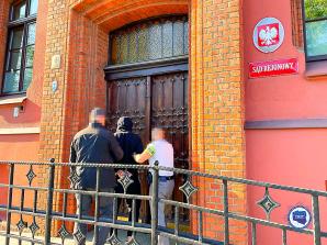 [VIDEO] Z ekskluzywnych wczasów do tymczasowego aresztu