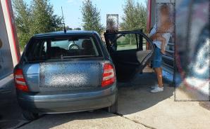 [VIDEO] Policjanci wydostali 2-letnią dziewczynkę zatrzaśniętą w nagrzanym samochodzie