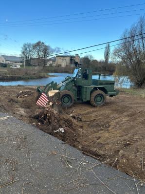 [VIDEO] Saperzy z Niska odbudowują drogę w powiecie nyskim