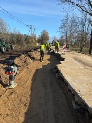 [VIDEO] Saperzy z Niska odbudowują drogę w powiecie nyskim