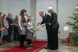 [VIDEO] Betlejemskie Światło Pokoju w Pałacu Prezydenckim