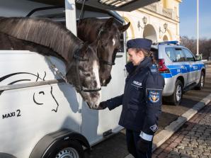 [VIDEO] Uroczyste przekazanie nowych radiowozów oraz specjalistycznego sprzętu