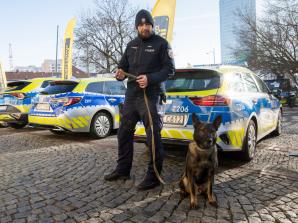 [VIDEO] Uroczyste przekazanie nowych radiowozów oraz specjalistycznego sprzętu