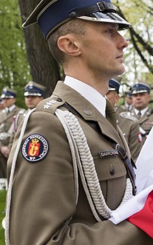 Uroczyste podniesienie flagi przed Kancelarią Premiera