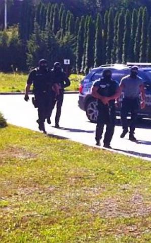 [VIDEO] Ludzie Rutkowskiego nadzorują dziś prawidłowy przebieg walnego zebrania udziałowców firmy ZM Invest SA w Ropczycach. Jego wojsko konwojuje udziałowców by bezpiecznie dotarli na to posiedzenie!