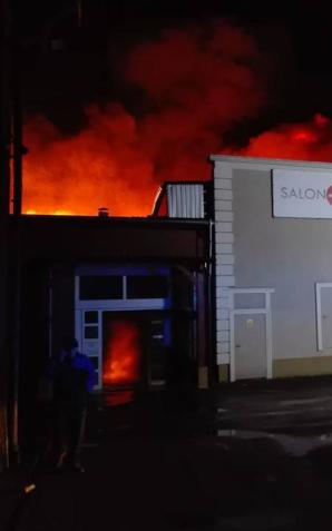 [VIDEO]: Oświadczenie w obliczu tragedii - sklep meblowy po pożarze w Żarach