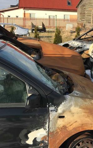 [VIDEO] Rutkowski: Siedem spalonych samochodów i jeden autobus. Poszukujemy człowieka z silnie poparzoną prawą dłonią z okolic Kętrzyna, którego zarejestrowała kamera monitoringu! 