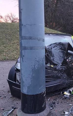 [VIDEO] Mrożący krew w żyłach wypadek! Pijany 19-latek uderzył w słup i wyleciał z auta