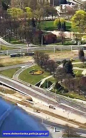 [VIDEO] Wrocław z góry – policyjny helikopter czuwa nad przestrzeganiem prawa dot. pandemii