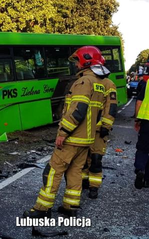 Zderzenie busa z autokarem. Okoliczności tragedii ustalają policjanci