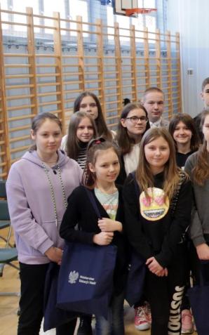 [VIDEO] Uczyć się to wasz obowiązek na kolejne miesiące – powiedział szef MEiN w SP nr 7 w Lublinie, gdzie spotkał się zarówno z polskimi uczniami, jak również z przyjętymi do szkoły dziećmi z Ukrainy