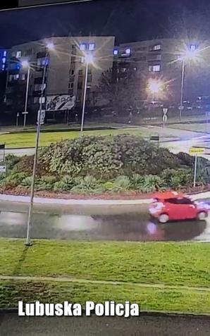 Elektryczny rower na rondzie i samochód plus śliska droga.