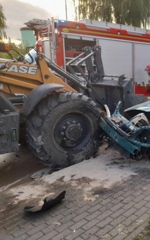 21-latek uciekał przed policją, uderzył w koparkę. Został przetransportowany śmigłowcem do szpitala