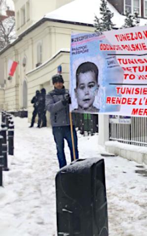 [VIDEO] Protest pod Ambasadą Tunezji w Warszawie. Gdzie jest 3-letni Polak? [FR/PL]