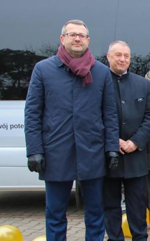 [VIDEO] Minister Przemysław Czarnek uczestniczył w przekazaniu busa Zespołowi Szkół Specjalnych w Warcie