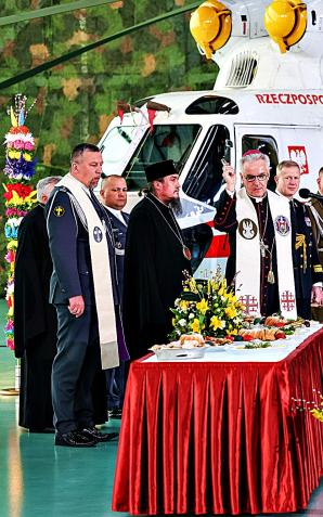 [VIDEO] Prezydent RP Andrzej Duda spotkał się w 1. Bazie Lotnictwa Transportowego w Warszawie z kierownictwem Ministerstwa Obrony Narodowej, żołnierzami i pracownikami wojska