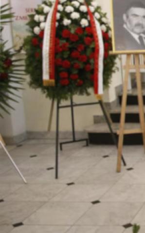 [VIDEO] Rodzina, Prezydent RP, duchowni i artyści pożegnali Janusza Rewińskiego. Na pogrzebie aktora-patrioty zaśpiewał jego syn