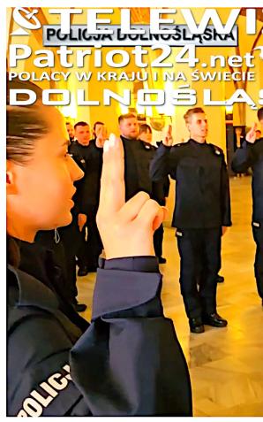 [VIDEO] W Sali Rycerskiej wrocławskiego ratusza wybrzmiały słowa Roty Ślubowania nowych policjantów