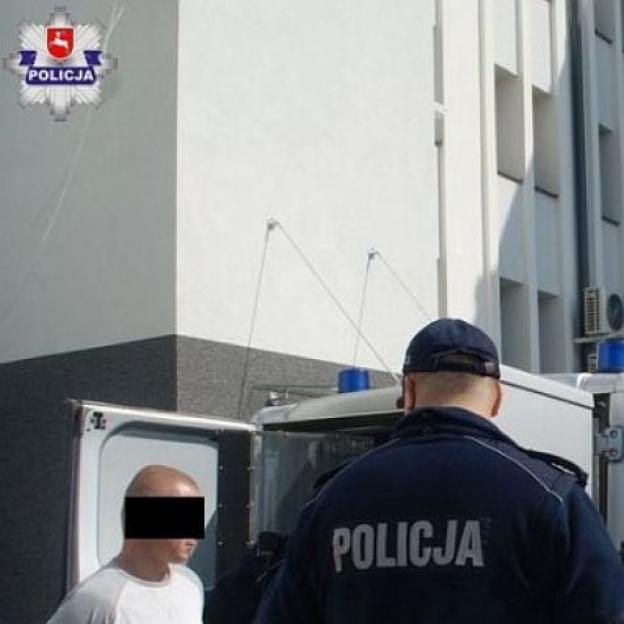 Zaryglowali drzwi w aucie i pozbawili wolności 19-latkę