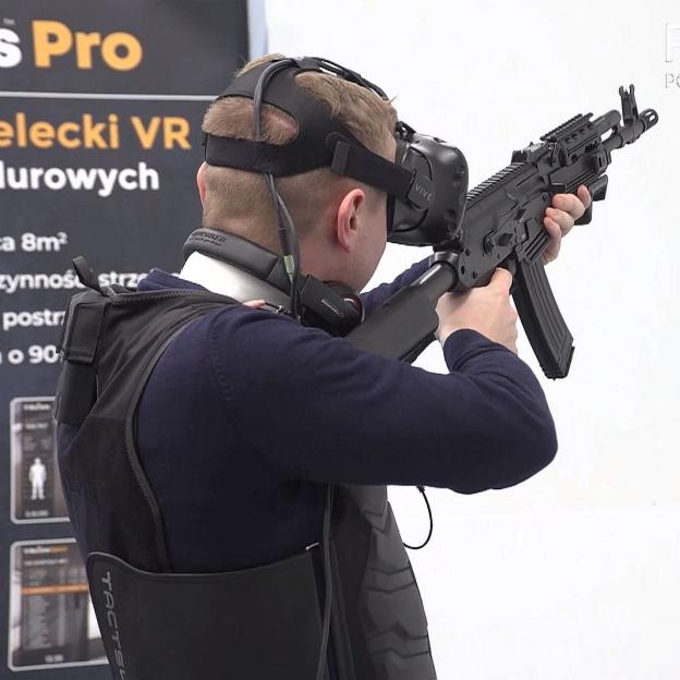 [VIDEO] Policjanci będą trenować strzelanie replikami broni sprzężonymi z wirtualną rzeczywistością. Rozwiązanie polskiego start-upu znajdzie zastosowanie także w e-sporcie
