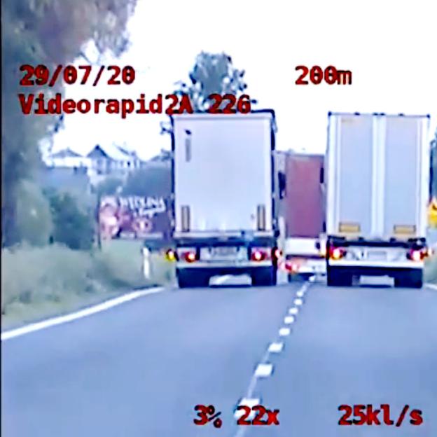[VIDEO] Wyprzedzanie na DK8 w policyjnej kamerze. Za kierownicą MANa siedział obywatel Litwy, za kierownicą innego tira siedział Białorusin