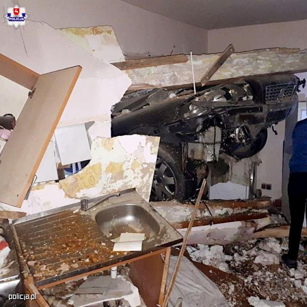 Wjechał samochodem w dom