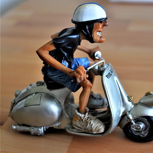 Zasnął na skuterze i zderzył się z drzewem