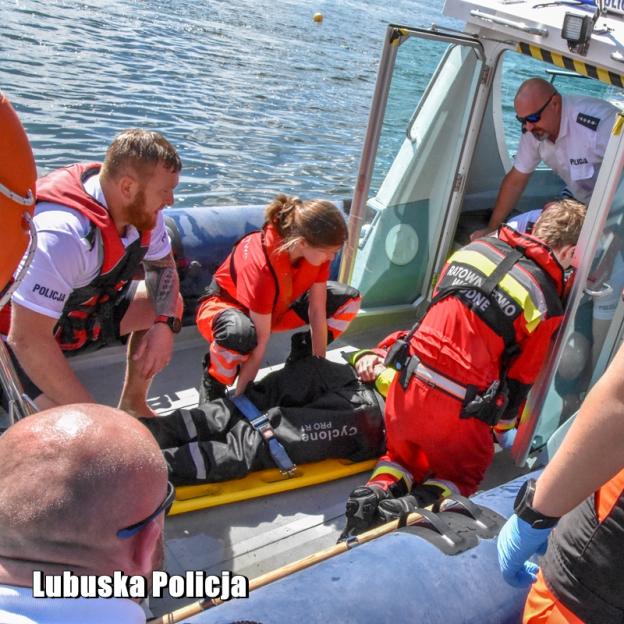 [VIDEO] Ćwiczyliśmy by jeszcze skuteczniej ratować ludzkie życie – policyjni wodniacy w akcji