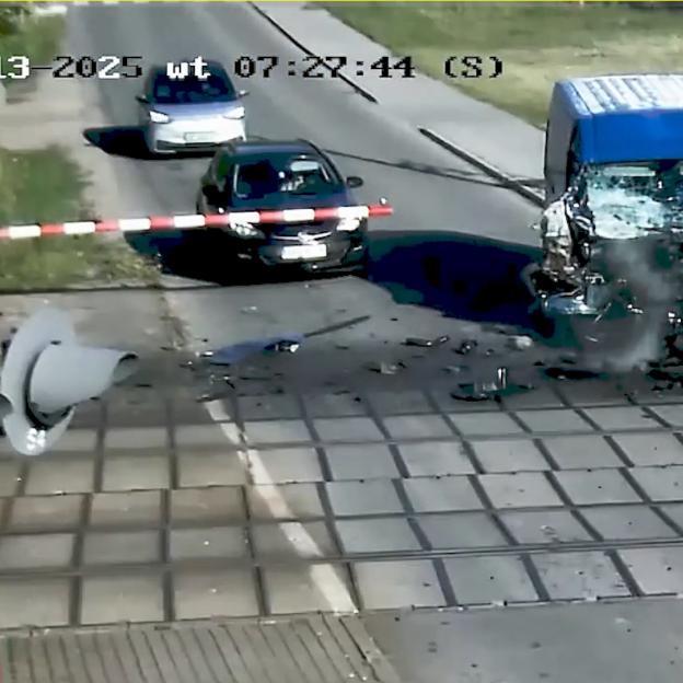 [VIDEO] Wjechał pod pociąg mimo rogatek. Cudem nikt nie zginął – ale cud to nie strategia! 